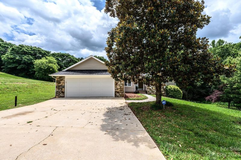 6011 Willowbottom Rd, Hickory, NC 28602