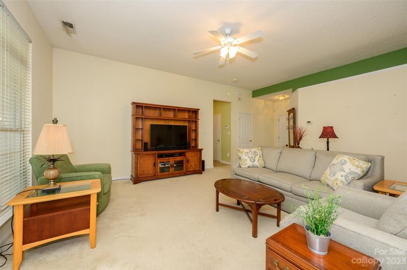 4533 Fox Thorne Dr, Charlotte, NC 28216