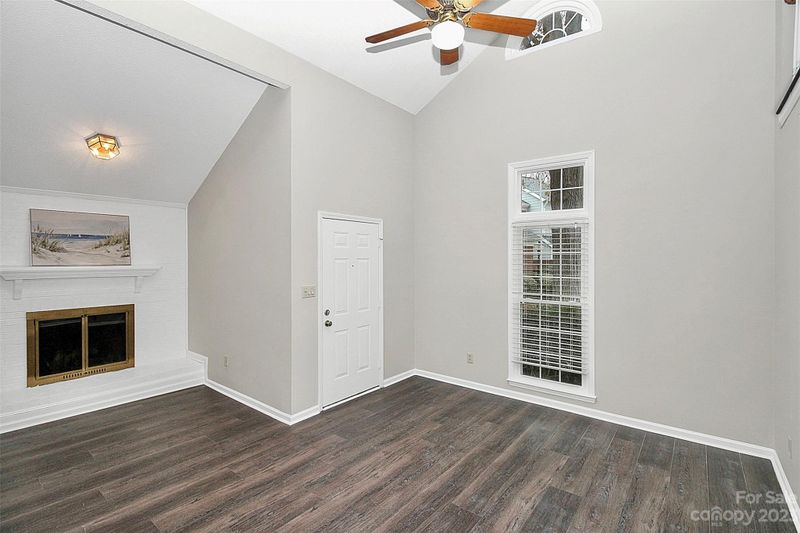 9312 Kings Falls Dr, Charlotte, NC 28210