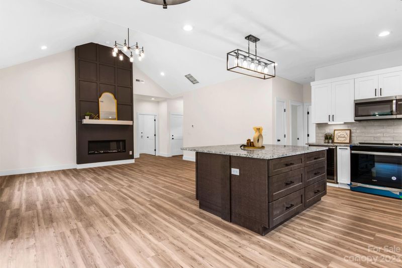 4347 Greenbriar Dr, Hickory, NC 28602