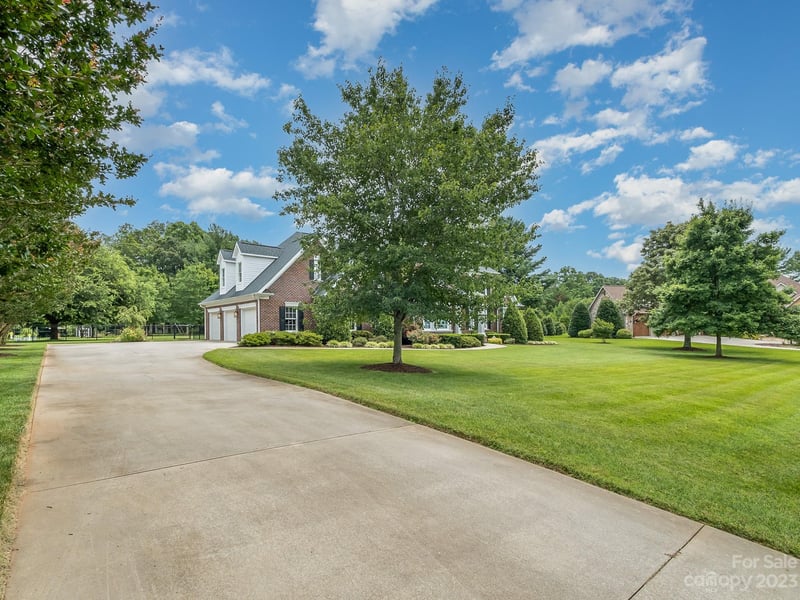 1060 Catawba Greens Dr, Newton, NC 28658