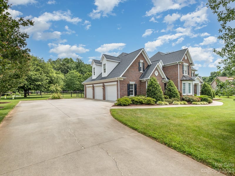 1060 Catawba Greens Dr, Newton, NC 28658