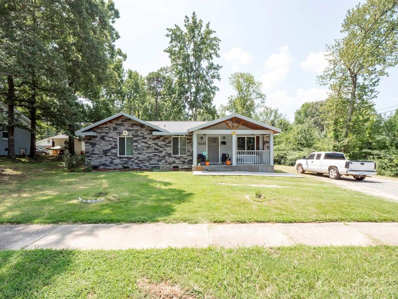 5512 Snow White Ln, Charlotte, NC 28213