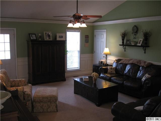 405 Delview Dr, Cherryville, NC 28021