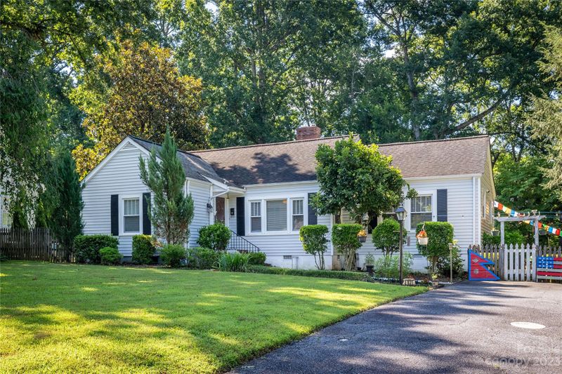 831 4th Ave NW, Hickory, NC 28601