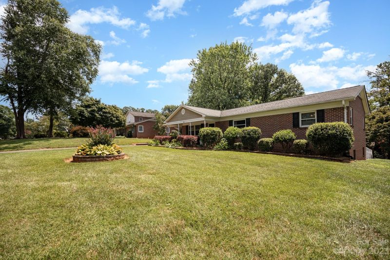 121 28th Avenue Dr NW, Hickory, NC 28601