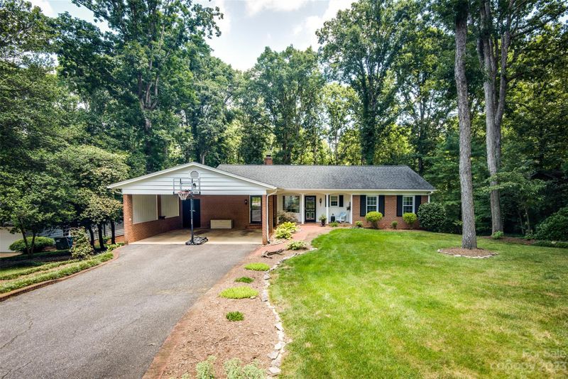 1040 15th Ave NW, Hickory, NC 28601