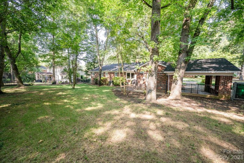 1318 Redcoat Dr, Charlotte, NC 28211