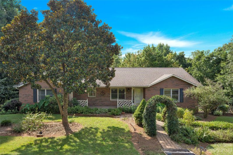 1432 Billings Dr, Hickory, NC 28602