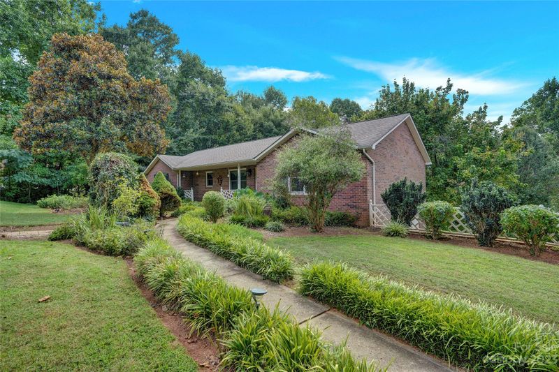 1432 Billings Dr, Hickory, NC 28602