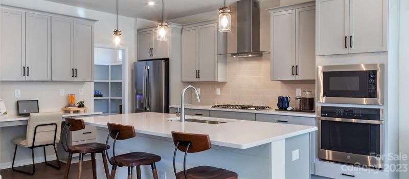 912 Kinsey Al, Charlotte, NC 28217