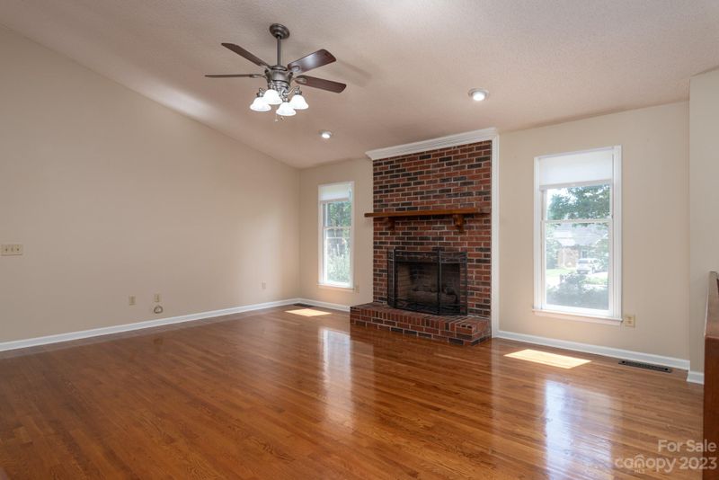 1851 Plaza Dr, Hickory, NC 28602