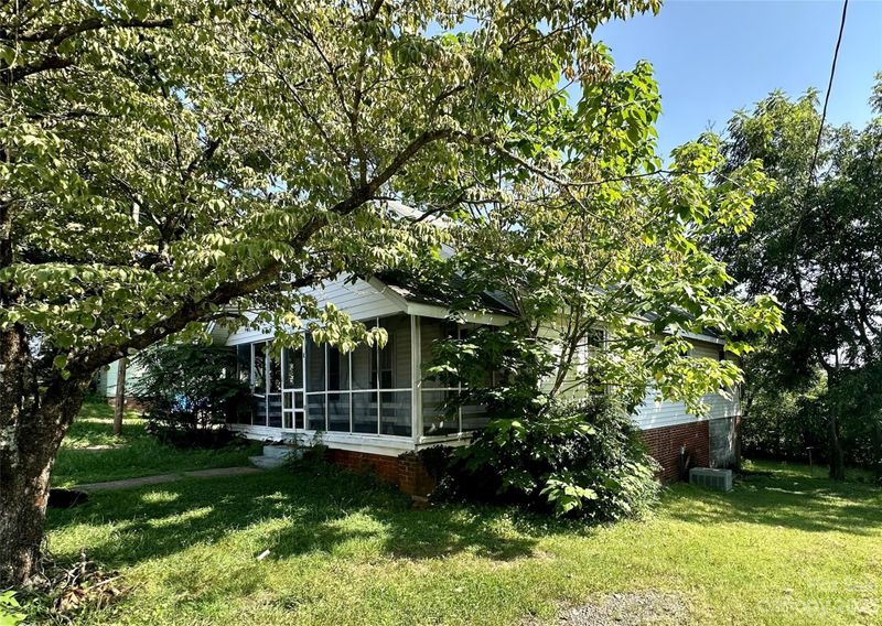 63 8th St SE, Hickory, NC 28602