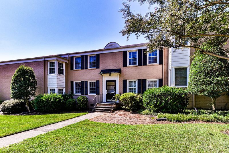 311 Wakefield Dr, Charlotte, NC 28209