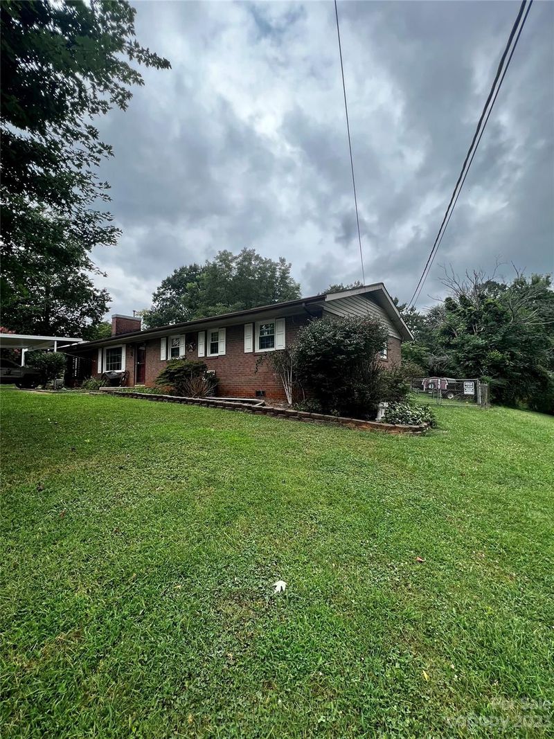 1960 15th Ave, Hickory, NC 28602