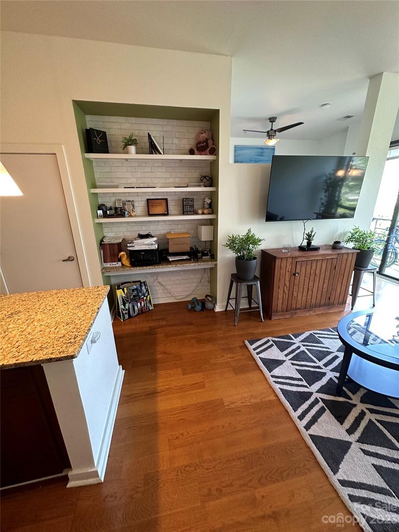 525 E 6th St #410, Charlotte, NC 28202