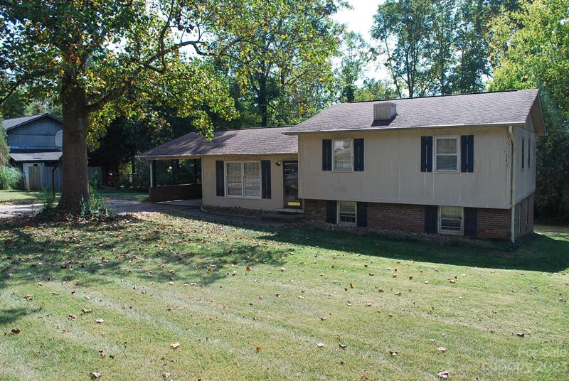 4361 Greenbriar Dr, Hickory, NC 28602