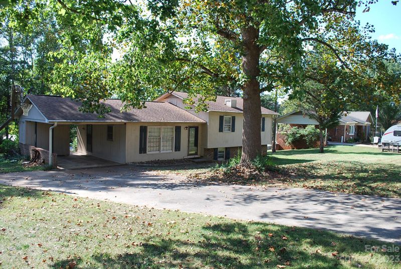 4361 Greenbriar Dr, Hickory, NC 28602