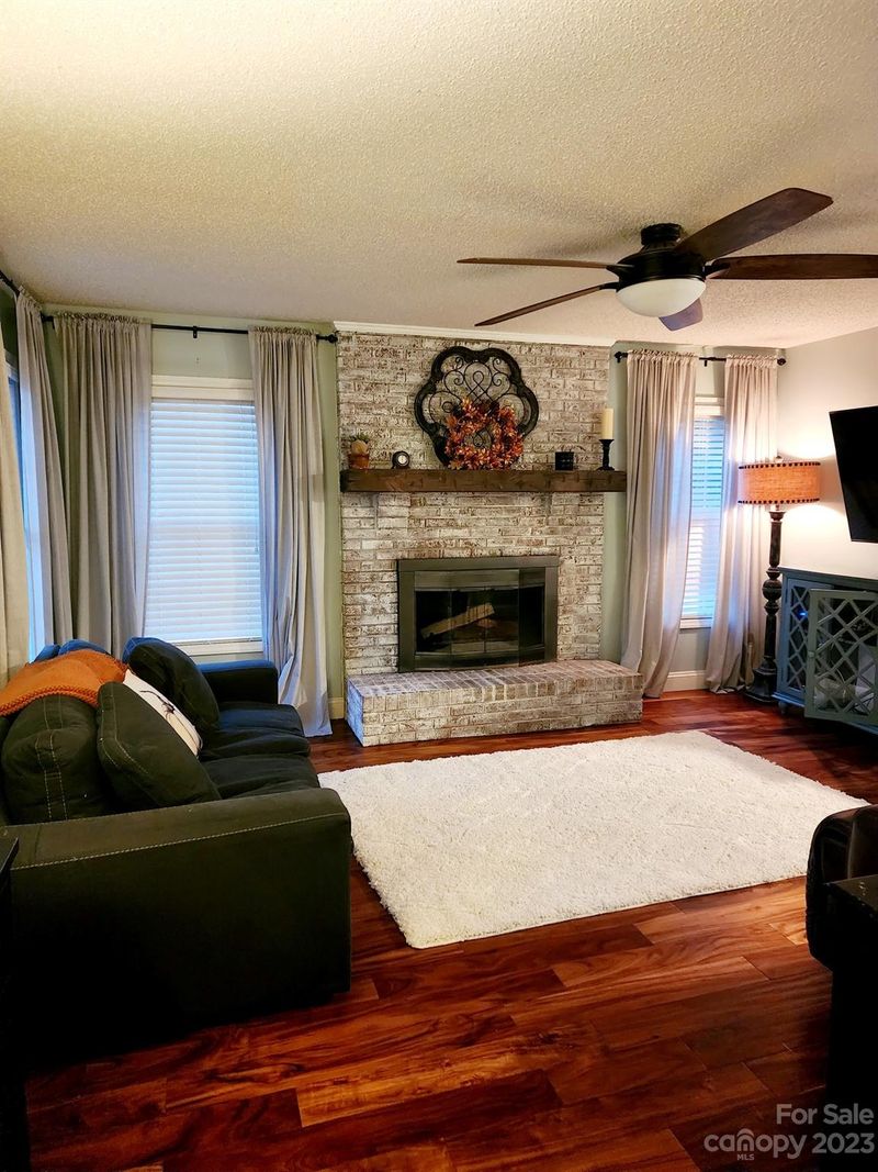 160 Hunters Pointe Dr, Dallas, NC 28034