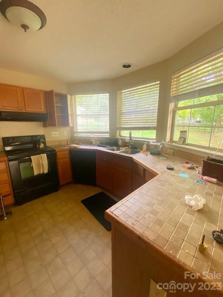 2912 Walsingham Ct, Matthews, NC 28105