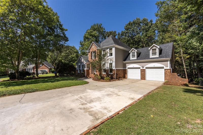 7320 Charter Brook Dr, Charlotte, NC 28270