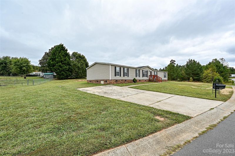 1245 Blake Dr, Mount Holly, NC 28120