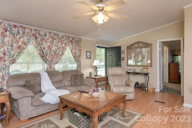 1809 Rollins Dr, Catawba, NC 28609
