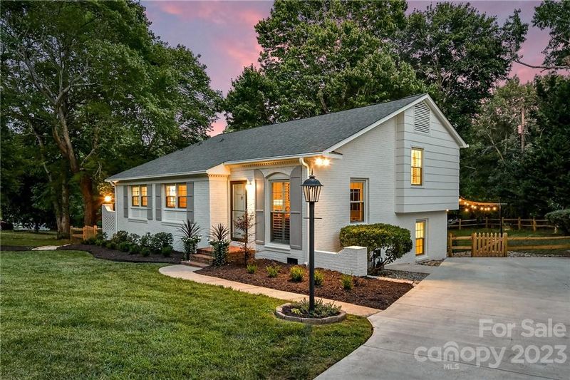 1231 Fox Run Dr, Charlotte, NC 28212
