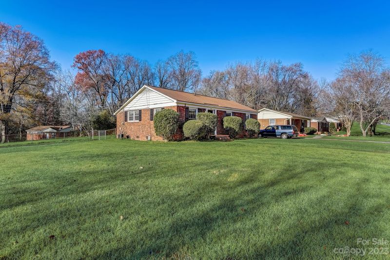 4601 Brooktree Dr, Charlotte, NC 28208