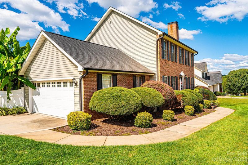 2565 Ironwood Dr, Hickory, NC 28602