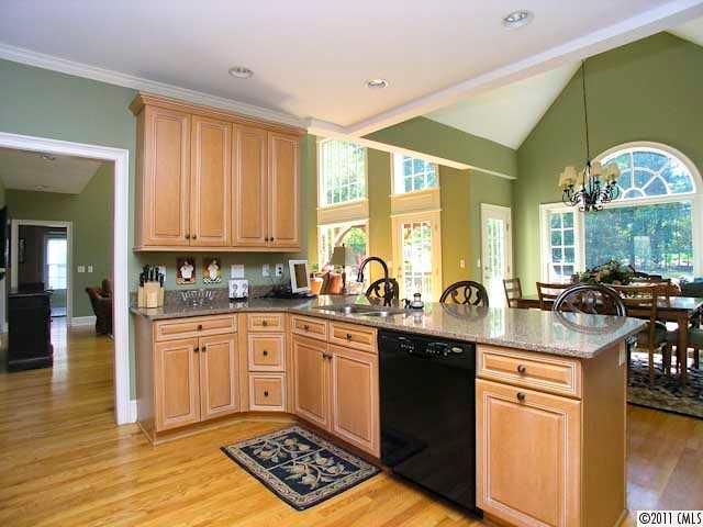 8723 Oakthorpe Dr, Charlotte, NC 28277