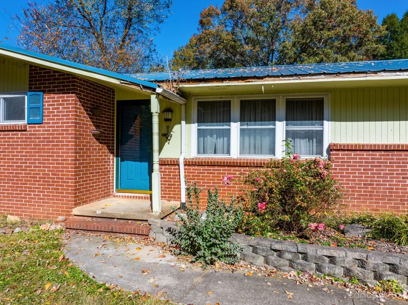 1369 19th Ave NE, Hickory, NC 28601
