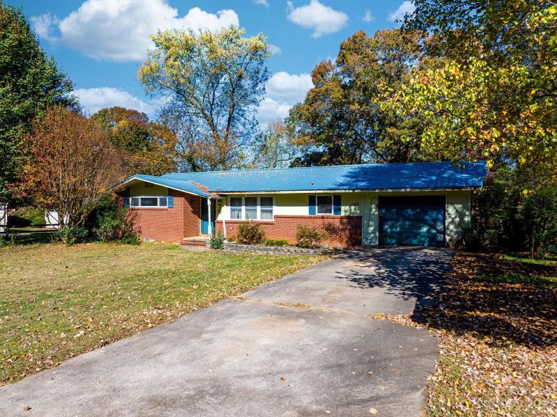 1369 19th Ave NE, Hickory, NC 28601