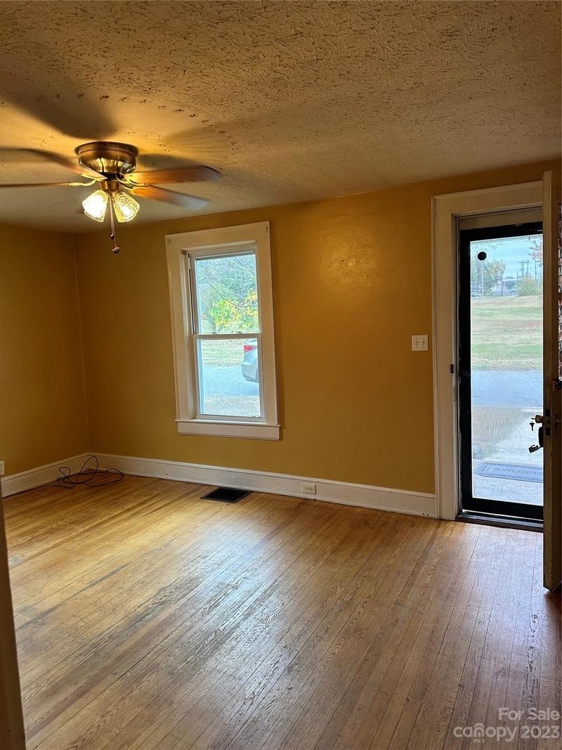 2547 2nd Ave SW, Hickory, NC 28602