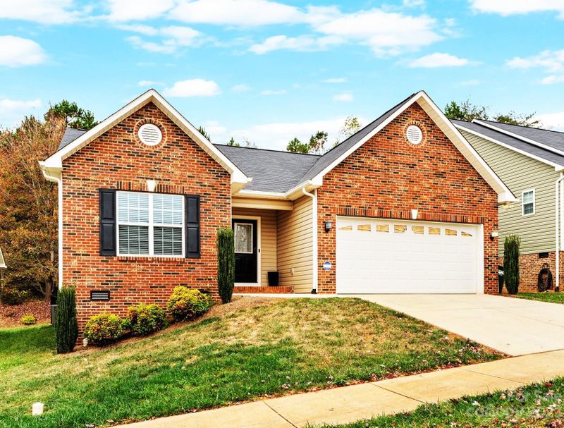 4272 Pickering Dr, Hickory, NC 28602