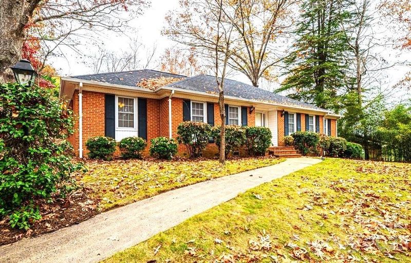 1044 18th Ave NW, Hickory, NC 28601