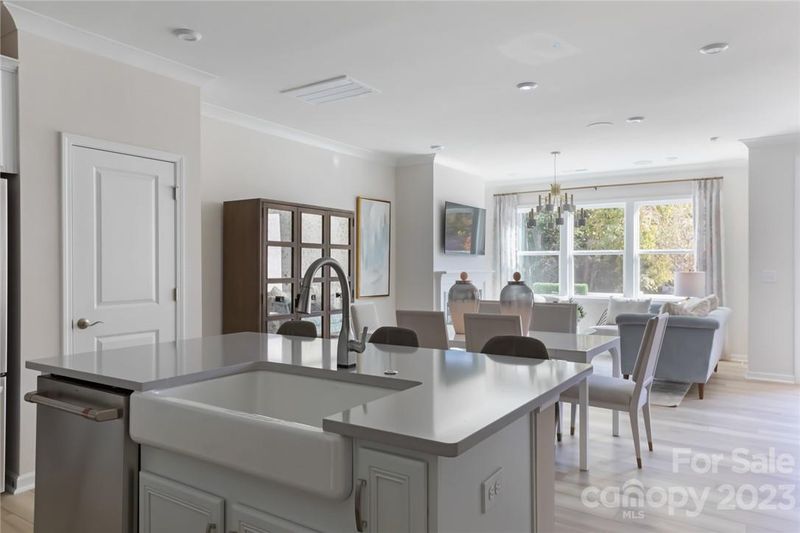 411 Vinroot Al, Charlotte, NC 28217