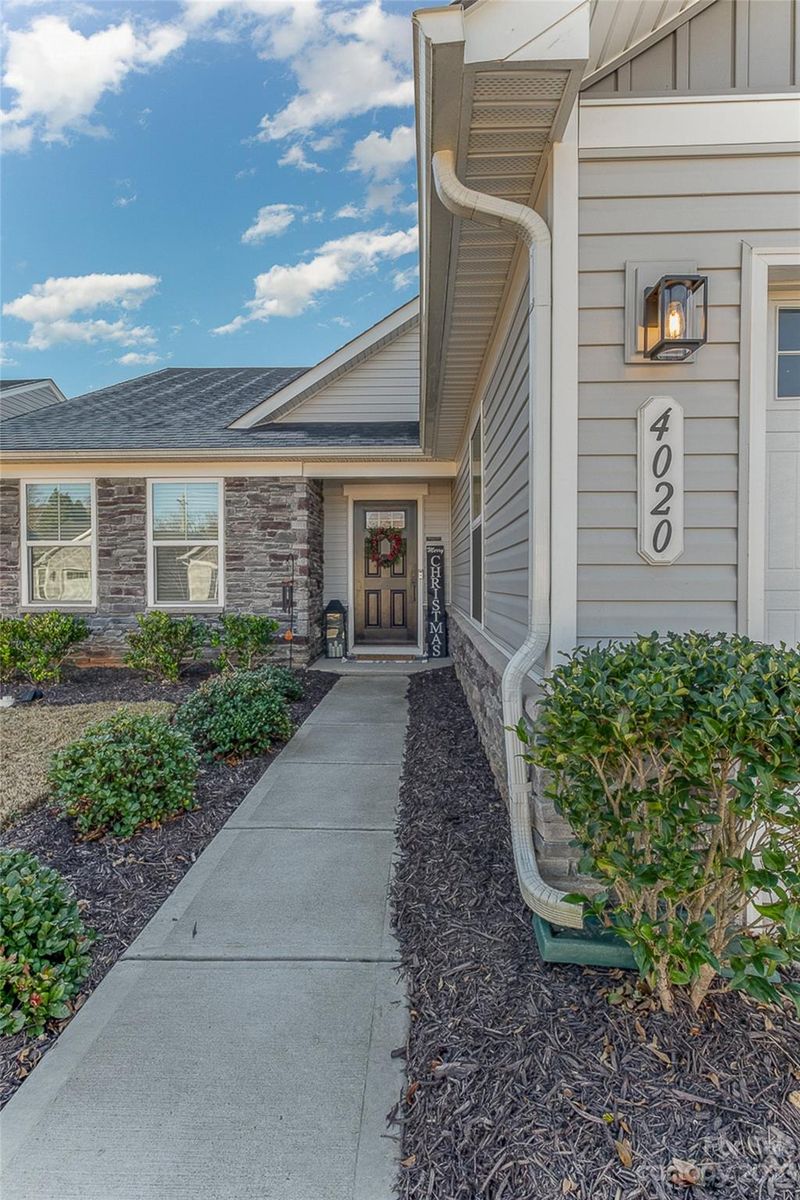 4020 Mackinnon Dr, Charlotte, NC 28214