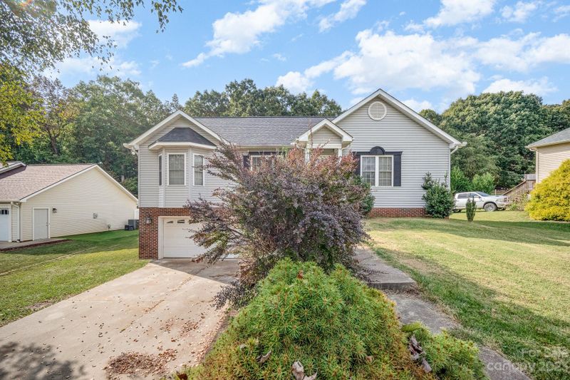 1834 Pipers Ridge Cir NW, Conover, NC 28613
