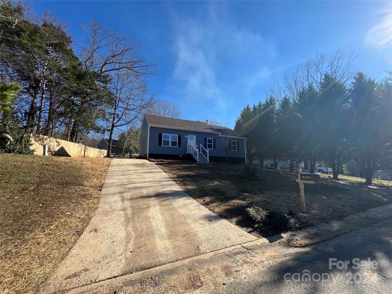 9114 St Michaels Ln, Charlotte, NC 28227