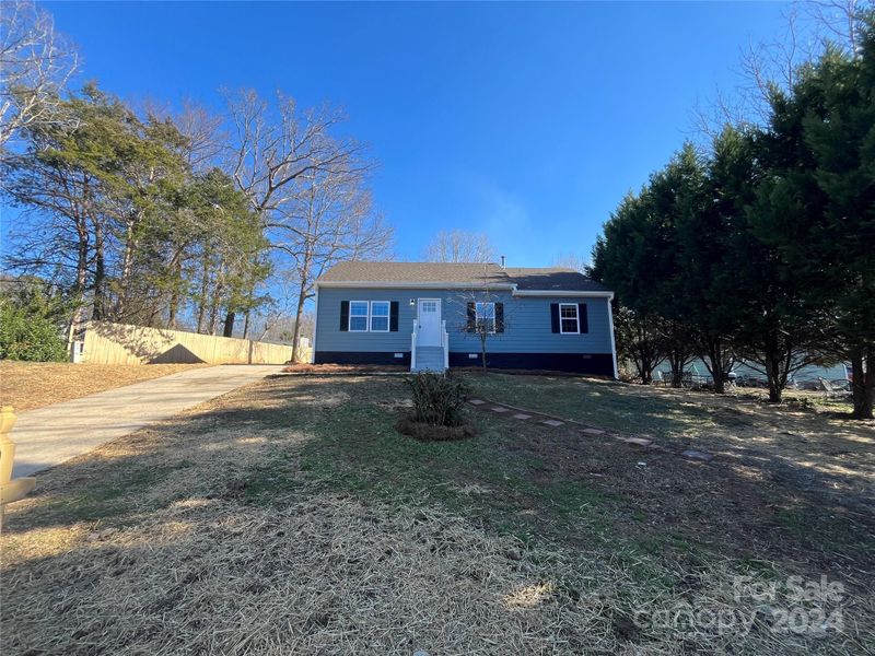 9114 St Michaels Ln, Charlotte, NC 28227