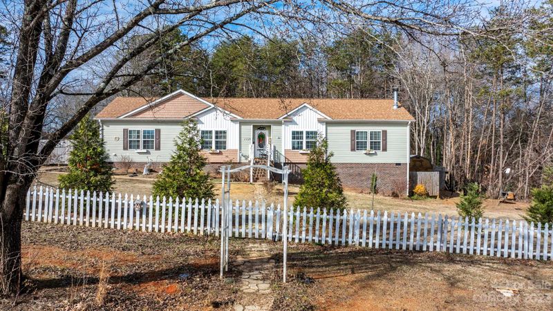 1720 Maybrook Blvd, Hickory, NC 28601