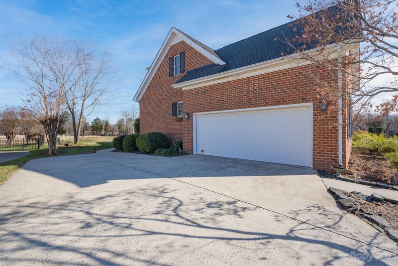 1214 Emerald Lake Dr, Matthews, NC 28104
