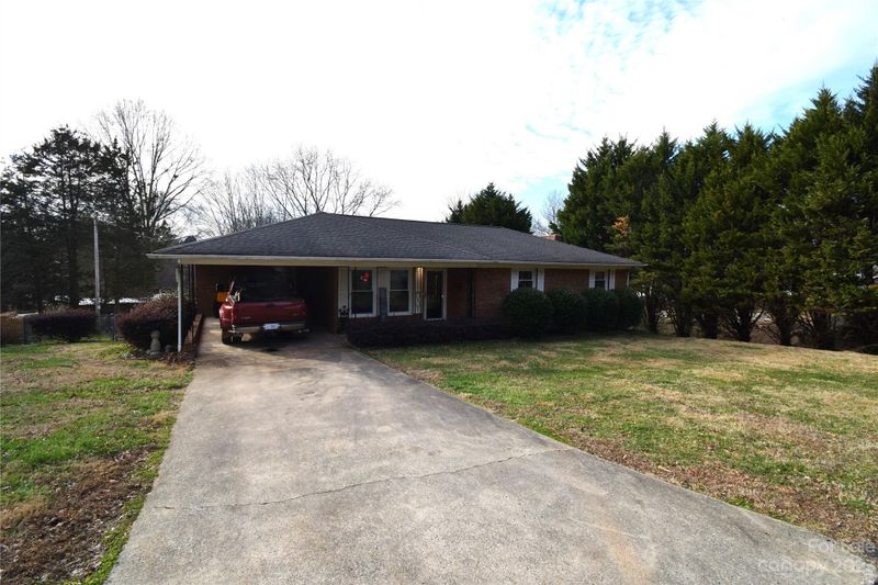 406 S Thompson St, Stanley, NC 28164
