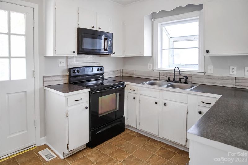 125 Sunset Ln, Bessemer City, NC 28016