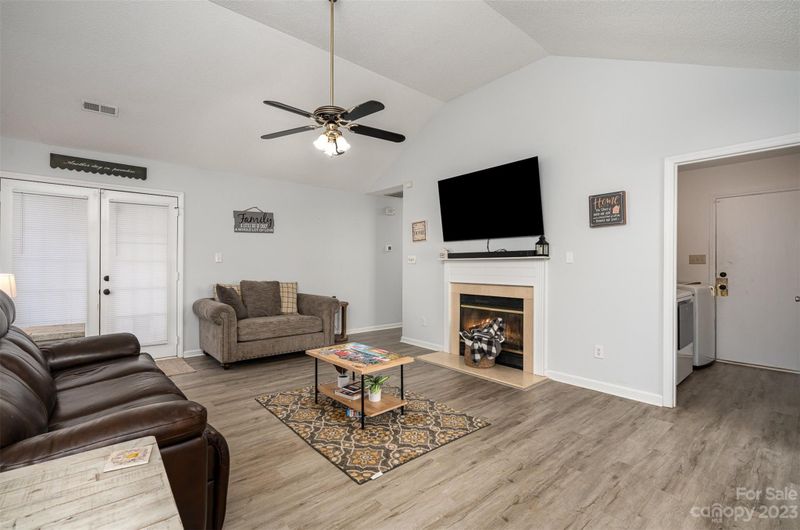8530 Lockerbie Ln, Charlotte, NC 28215