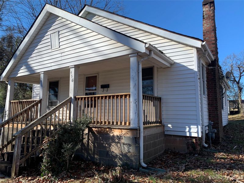 456 1st St SE, Hickory, NC 28602