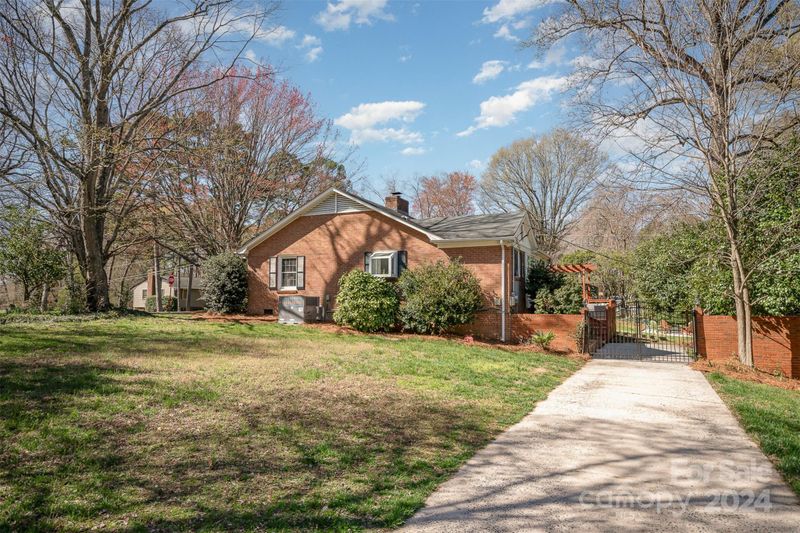 3901 Sulkirk Rd, Charlotte, NC 28210