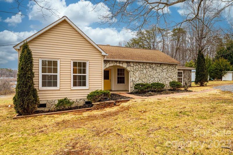 7 E Holly St, Maiden, NC 28650