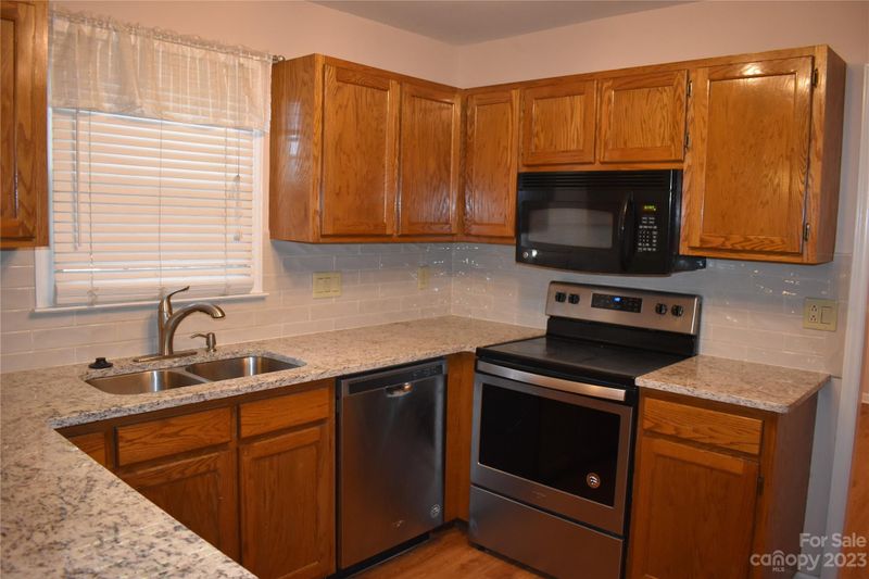 2216 Oak Leigh Dr, Charlotte, NC 28262